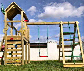 Holzspielturm mit Schaukel, Kletternetz, Leiter und Rutsche in einem Hinterhof